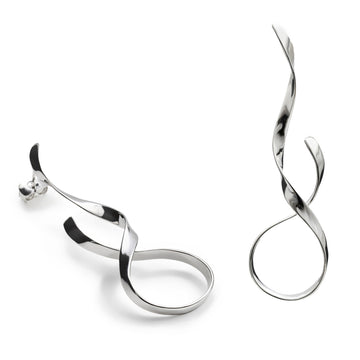 Pendientes de plata con detalle enredado tipo hilo