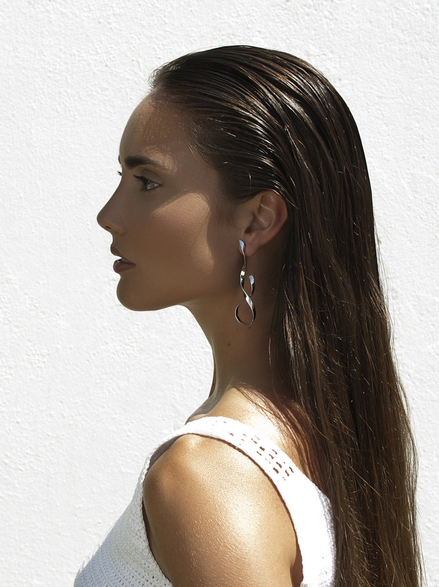 Pendientes de plata con detalle enredado tipo hilo