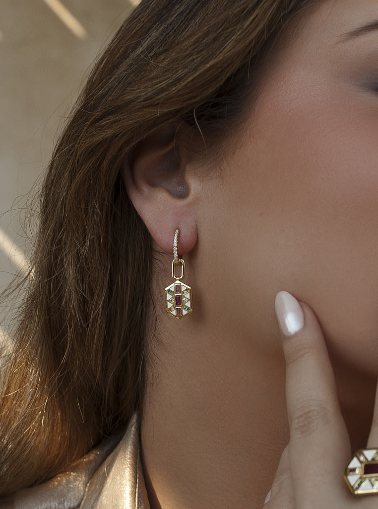 Pendientes aro de plata bañada en oro con colgante geométrico multicolor