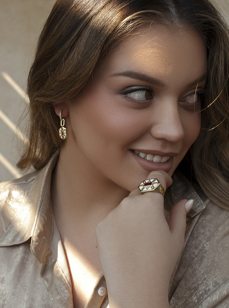 Pendientes aro de plata bañada en oro con colgante geométrico multicolor