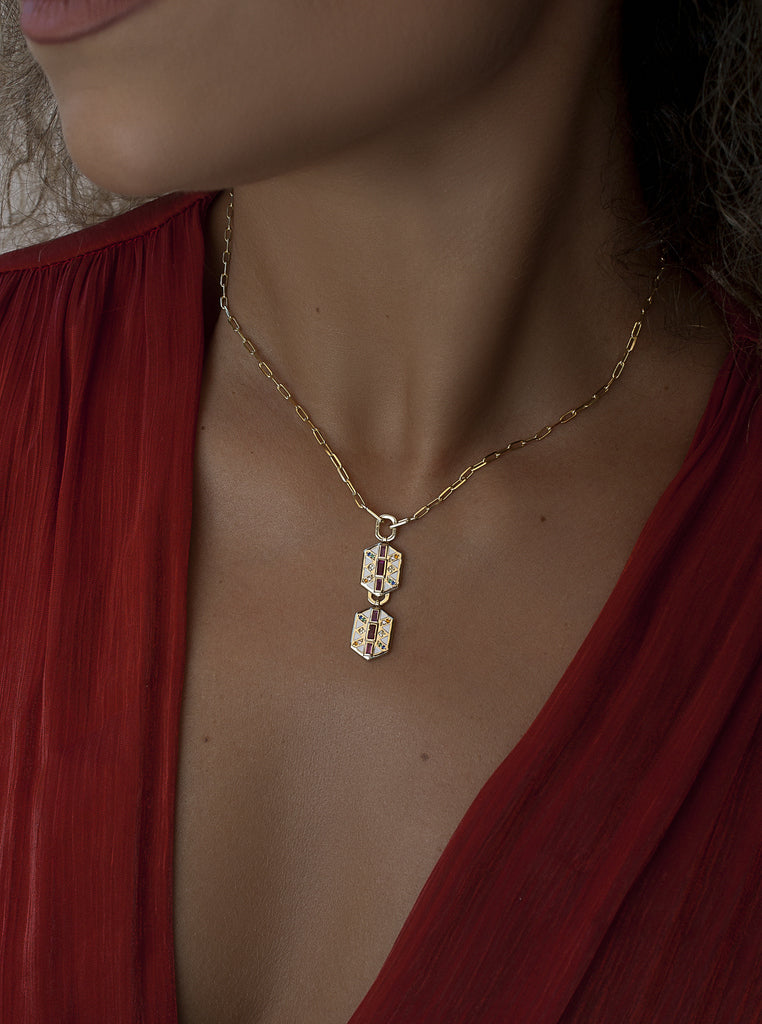 Collar de plata bañada en oro con colgante doble geométrico y circonitas multicolor