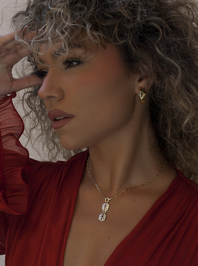 Collar de plata bañada en oro con colgante doble geométrico y circonitas multicolor