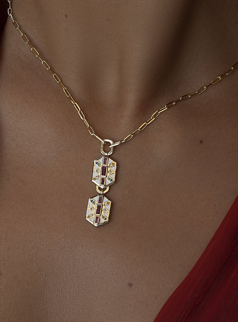 Collar de plata bañada en oro con colgante doble geométrico y circonitas multicolor