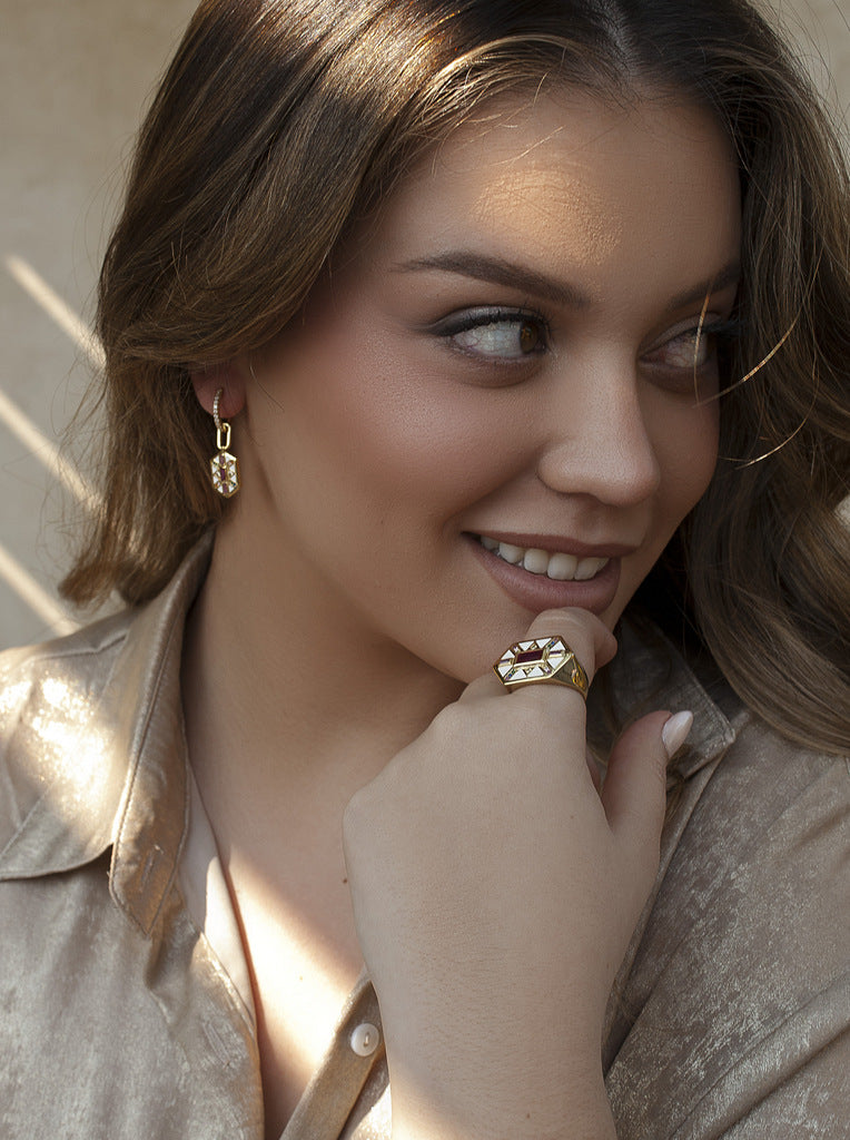 Anillo sello de plata bañada en oro con esmalte blanco y circonitas multicolor