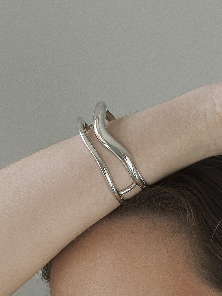 Pulsera esclava de plata ancha doble diseño irregular