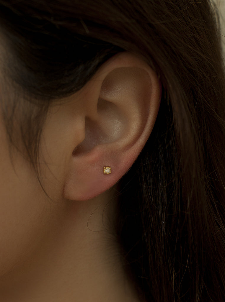 Piercing de plata bañado en oro con piedra ópalo cuadrada