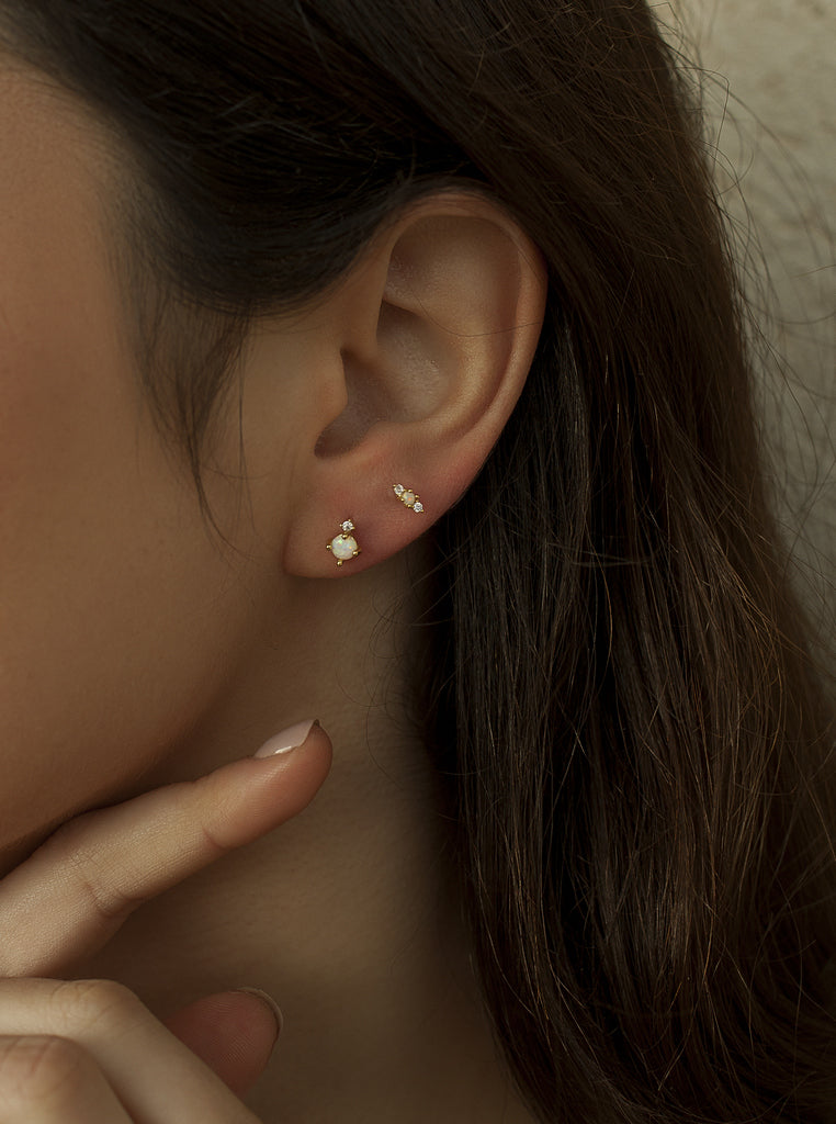 Piercing de plata bañado en oro con piedra ópalo y mini circonitas