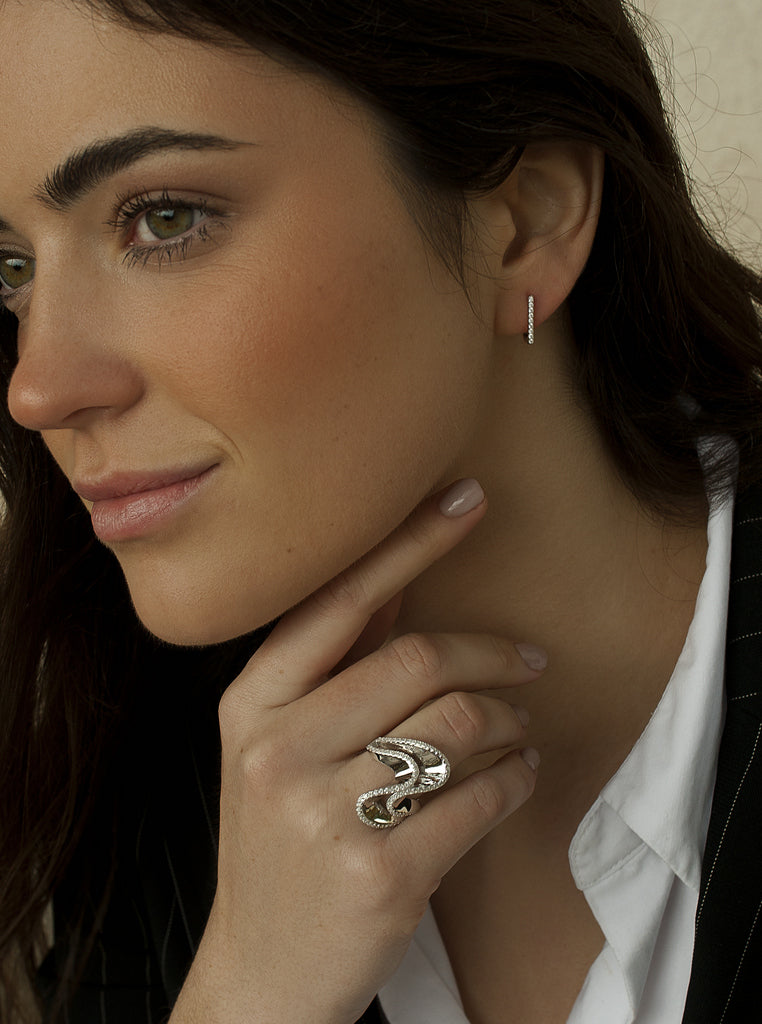 Boucles d'oreilles créole de argent avec  zircons zircons petits avec structure linéaire