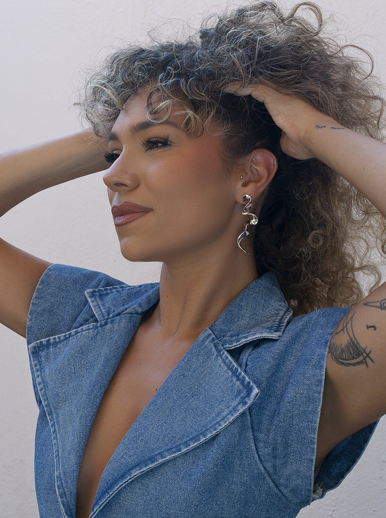 Pendientes largos plateados de diseño ondulado y escultural