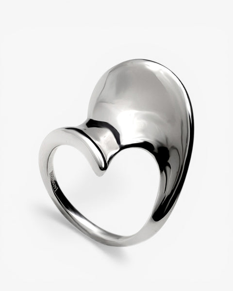 Anillo plateado escultural de diseño orgánico y fluido