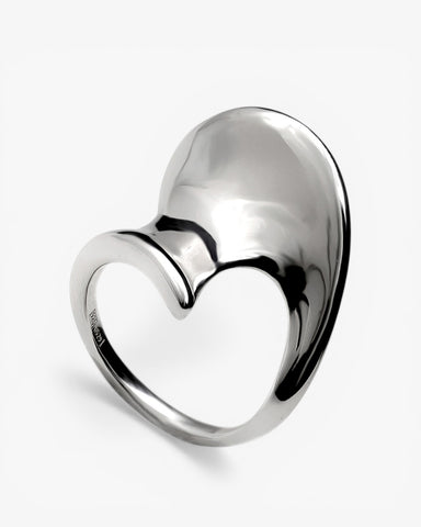Anillo plateado escultural de diseño orgánico y fluido