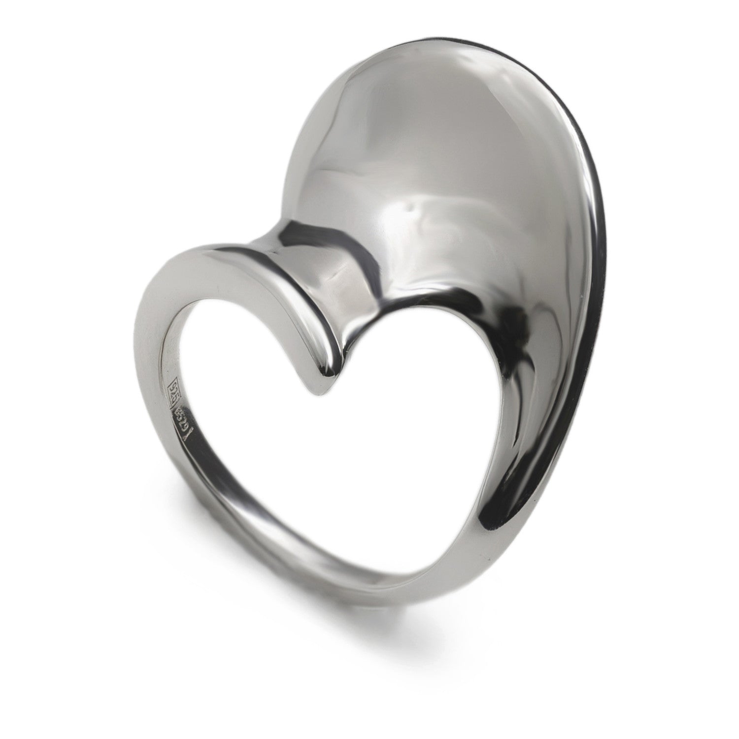 Anillo plateado escultural de diseño orgánico y fluido