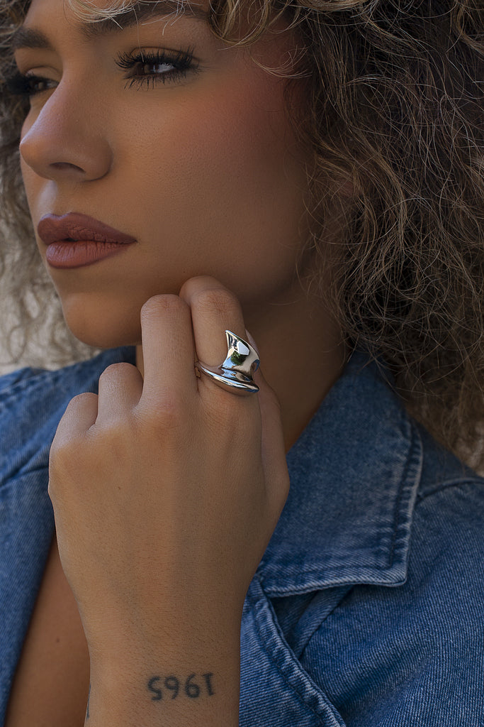 Anillo plateado escultural de diseño orgánico y fluido