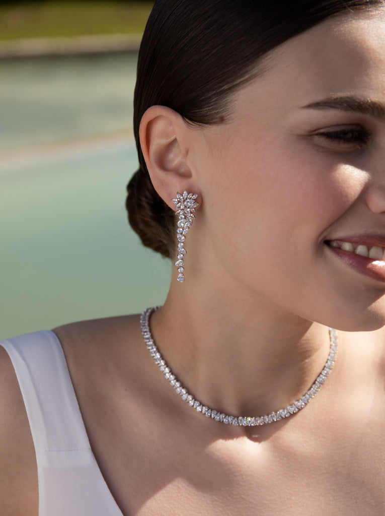 Pendientes de novia asimétricos largos de plata con circonitas