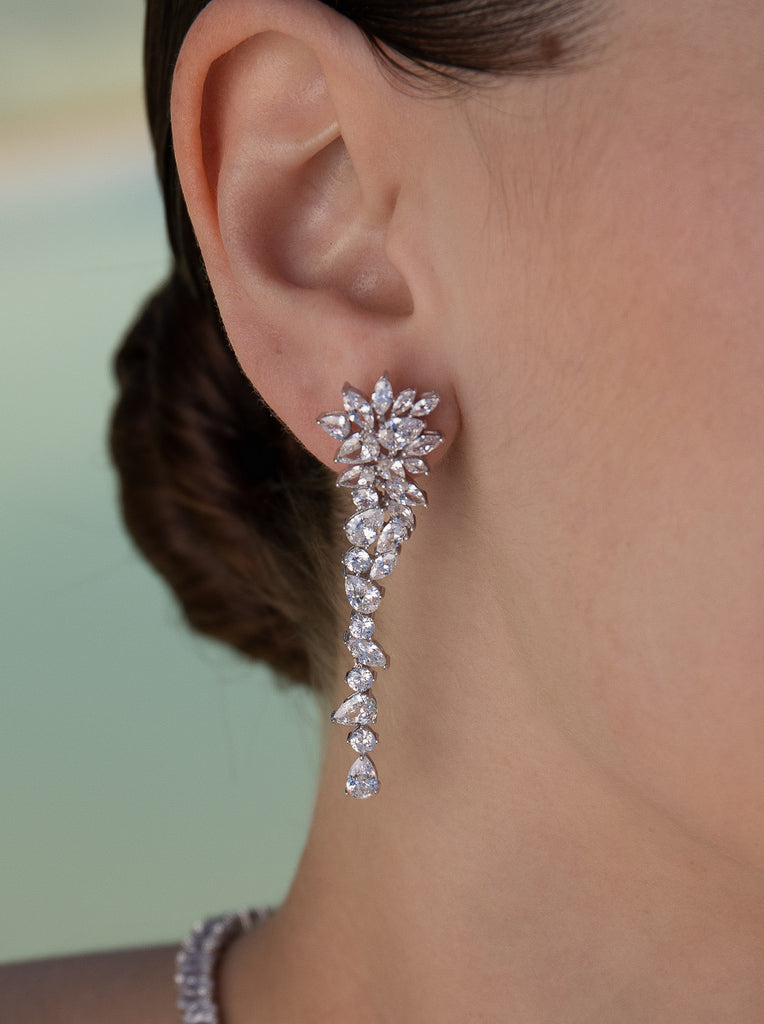 Pendientes de novia asimétricos largos de plata con circonitas