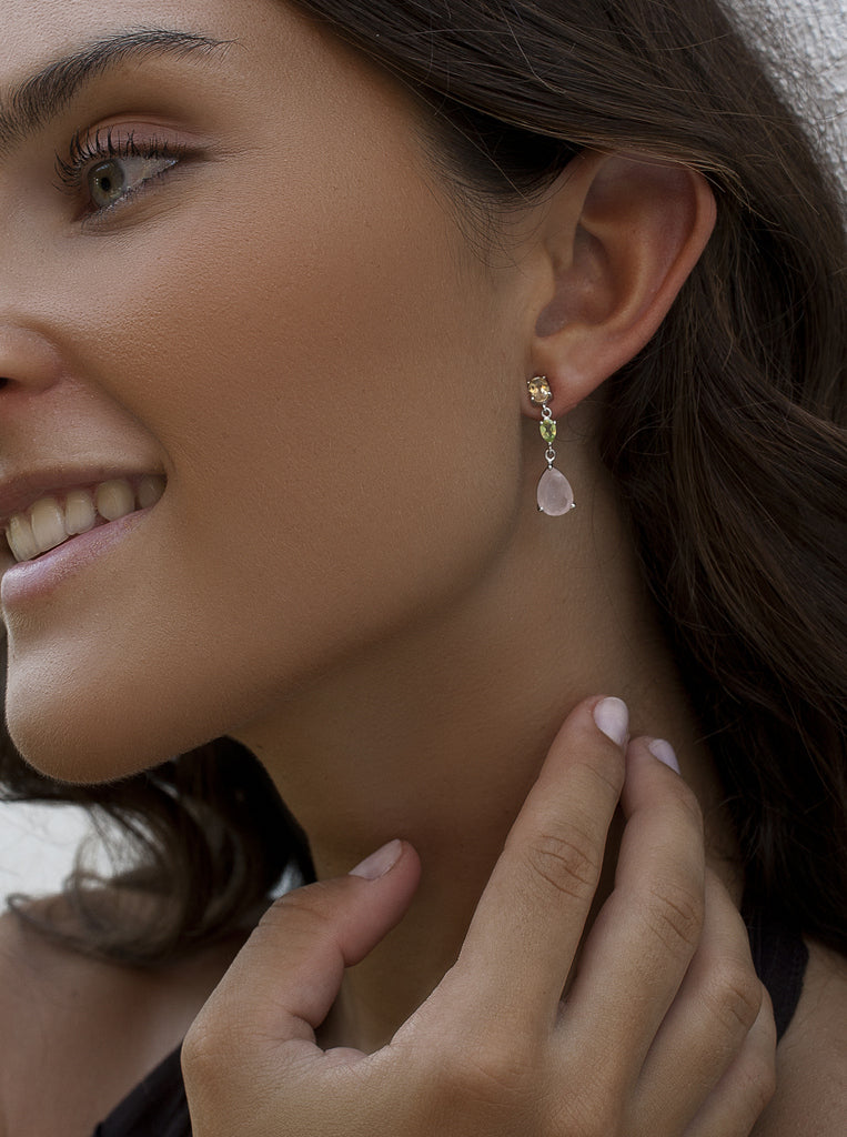Pendientes largos multicolor de plata con piedra rosa