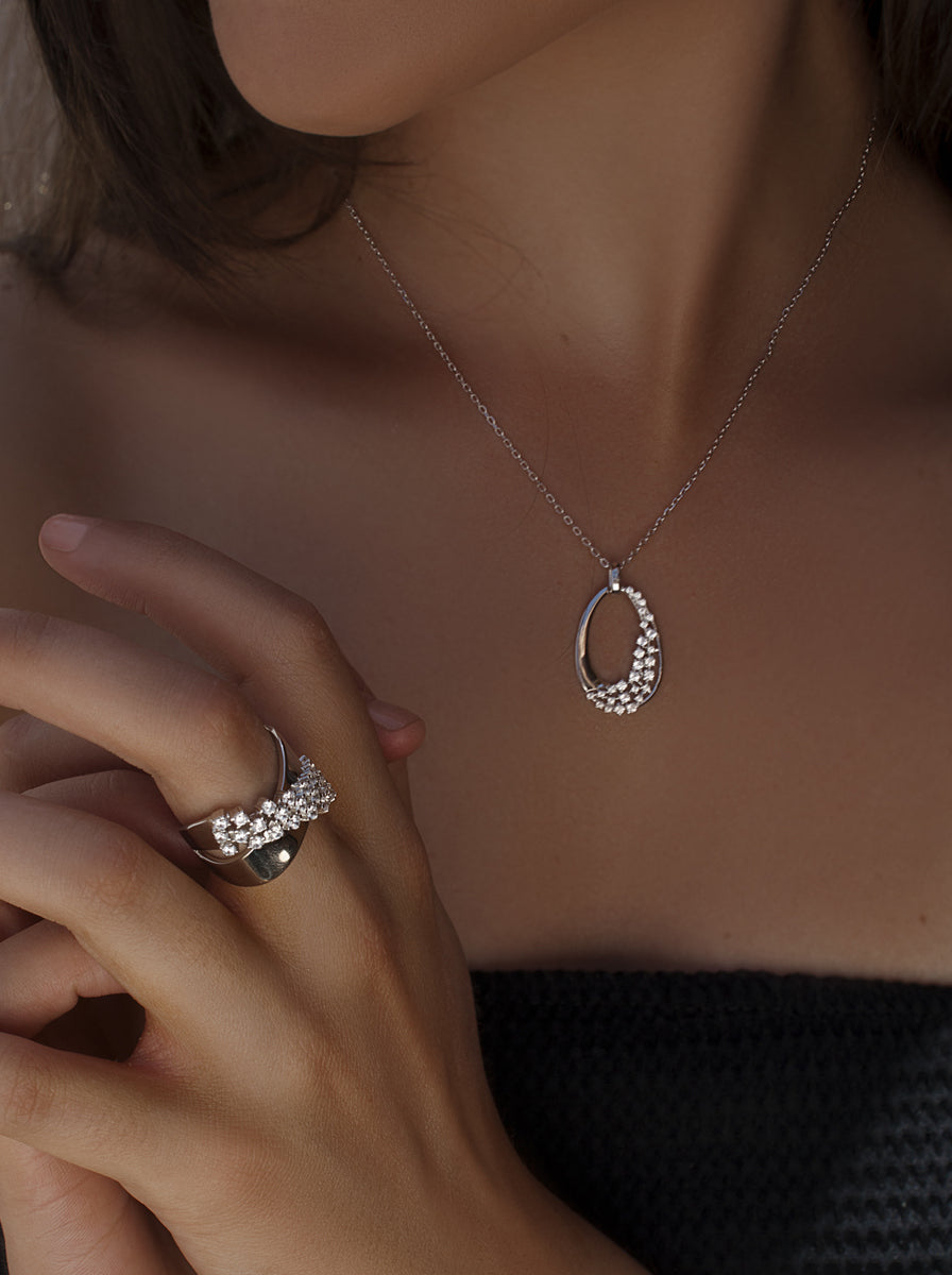Collier en argent motif floral avec zircons