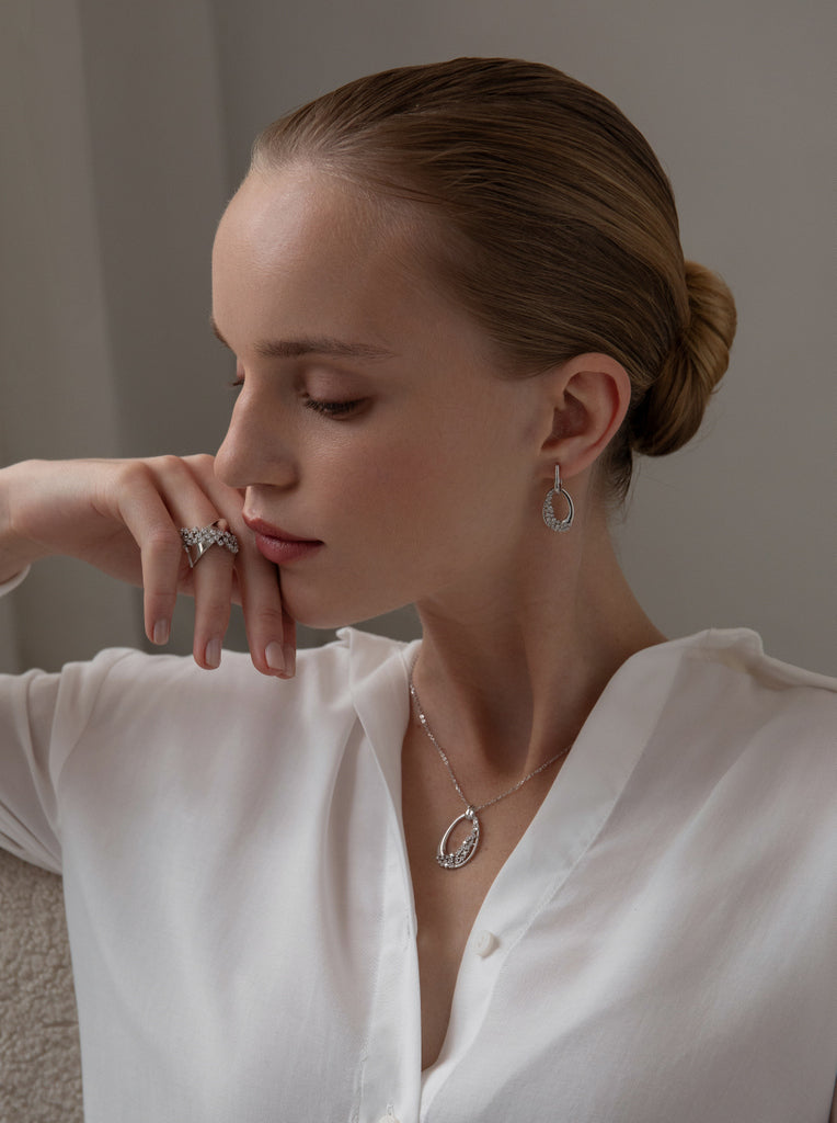 Collier en argent motif floral avec zircons