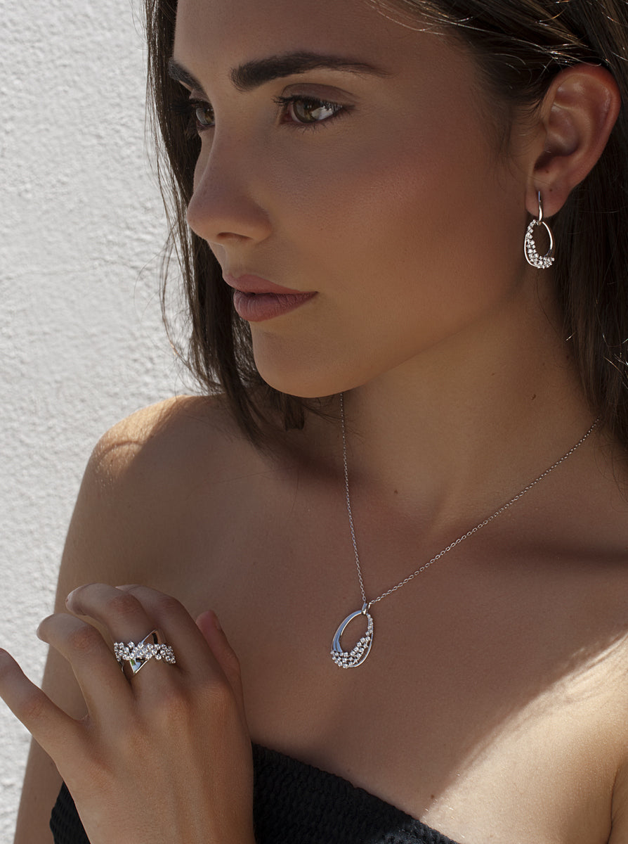 Anillo diseño cruzado de plata con circonitas