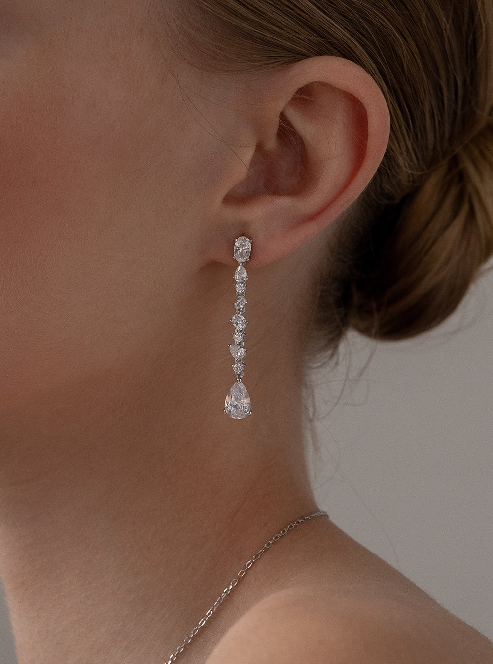 Pendientes largos con circonitas acabadas en lágrima.