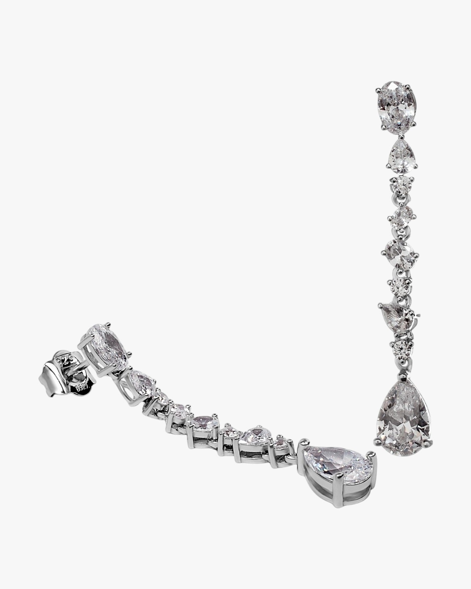 Pendientes largos con circonitas acabadas en lágrima.
