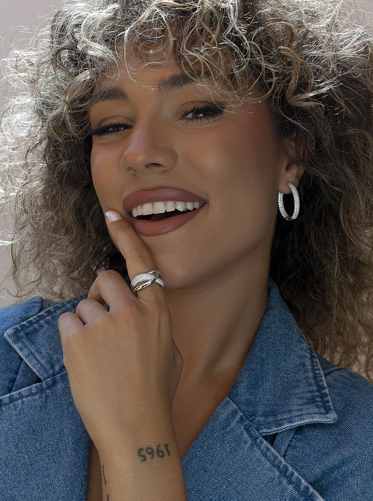 Bague en argent ornée de zirconiums cubiques entrelacés