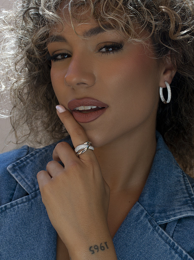 Anillo de plata con circonitas diseño entrelazado