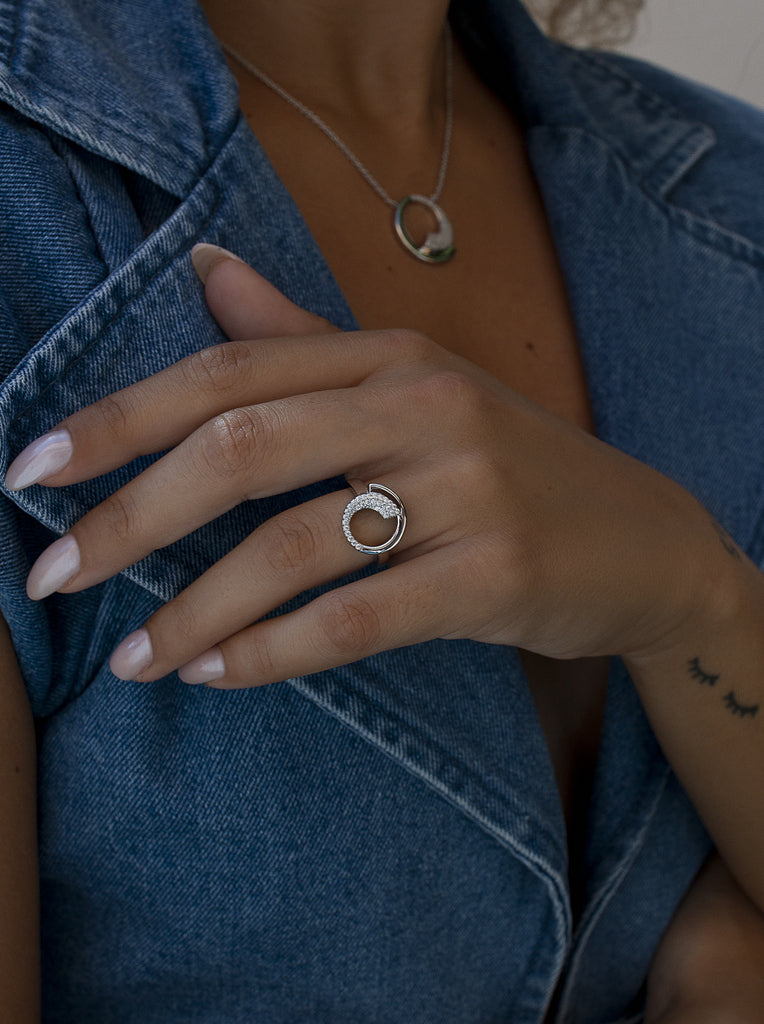Anillo con circonitas de plata diseño circular