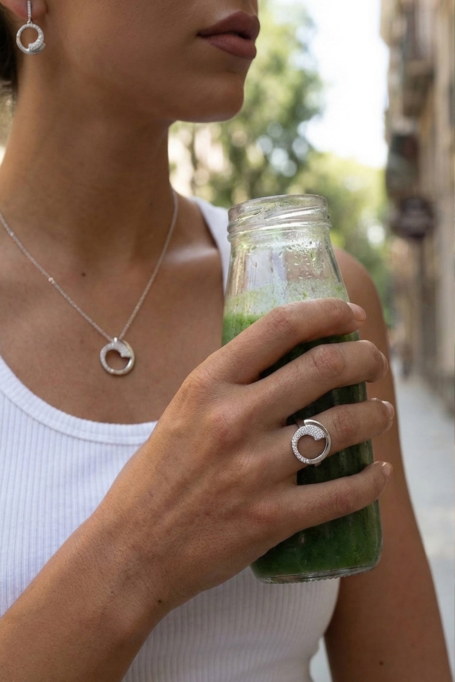 Ring with cubic zirconia in silver, circular design