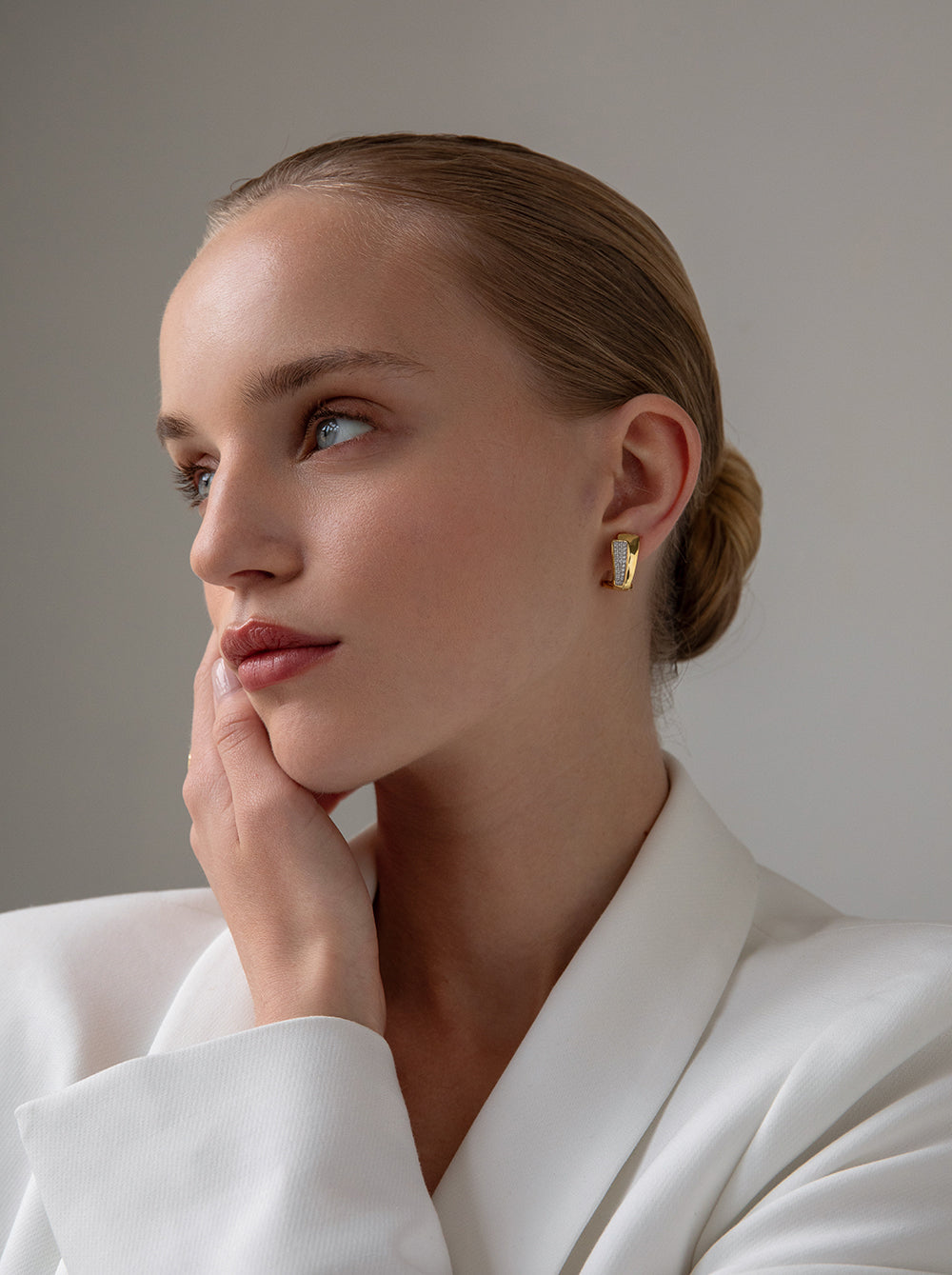 Pendientes omega bicolor de plata con circonitas diseño geometrico