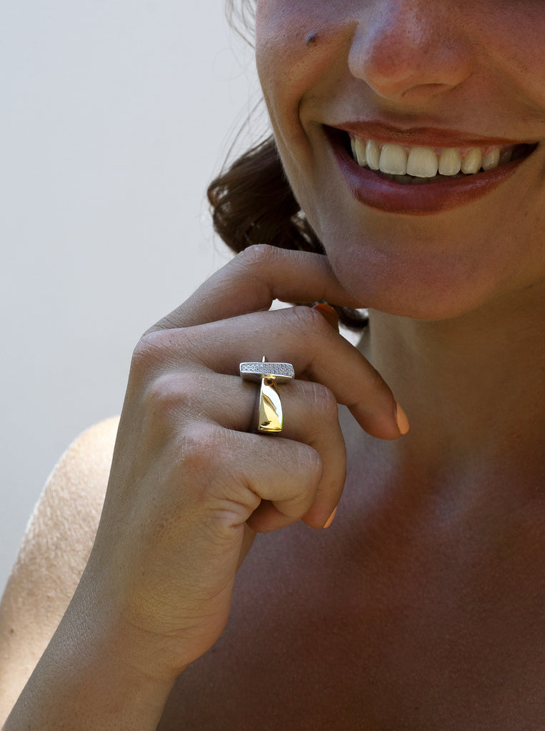 Anillo bicolor de plata con circonitas diseño geometrico