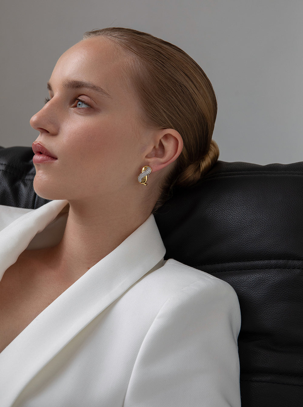 Boucles d'oreilles oméga bicolores en argent avec un motif en zircon cubique entrelacé