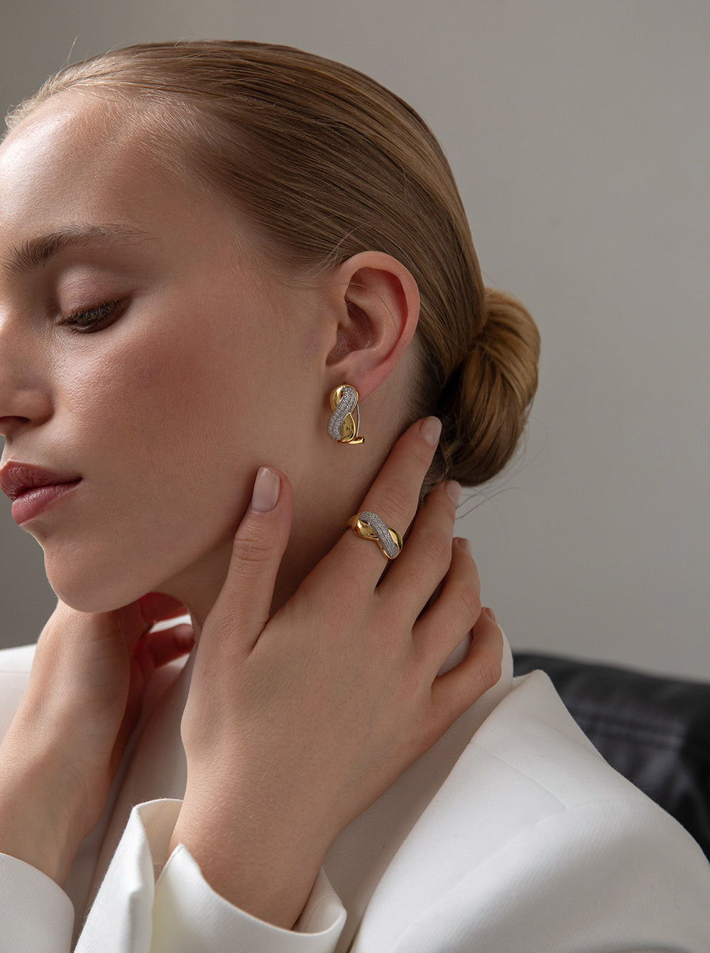 Bague bicolore en argent avec zircon cubique, motif entrelacé