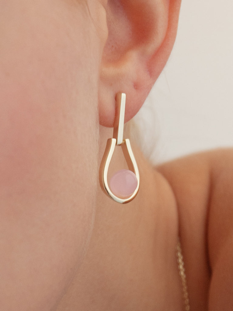 Pendientes de plata bañados en oro con piedra rosa