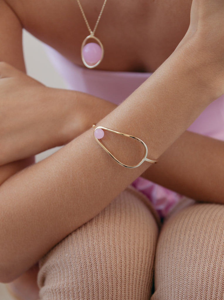 Pulsera rígida de plata baño oro con piedra rosa