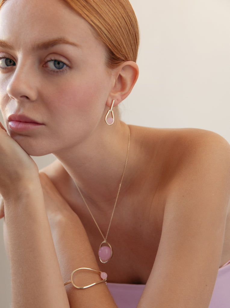 Pulsera rígida de plata baño oro con piedra rosa