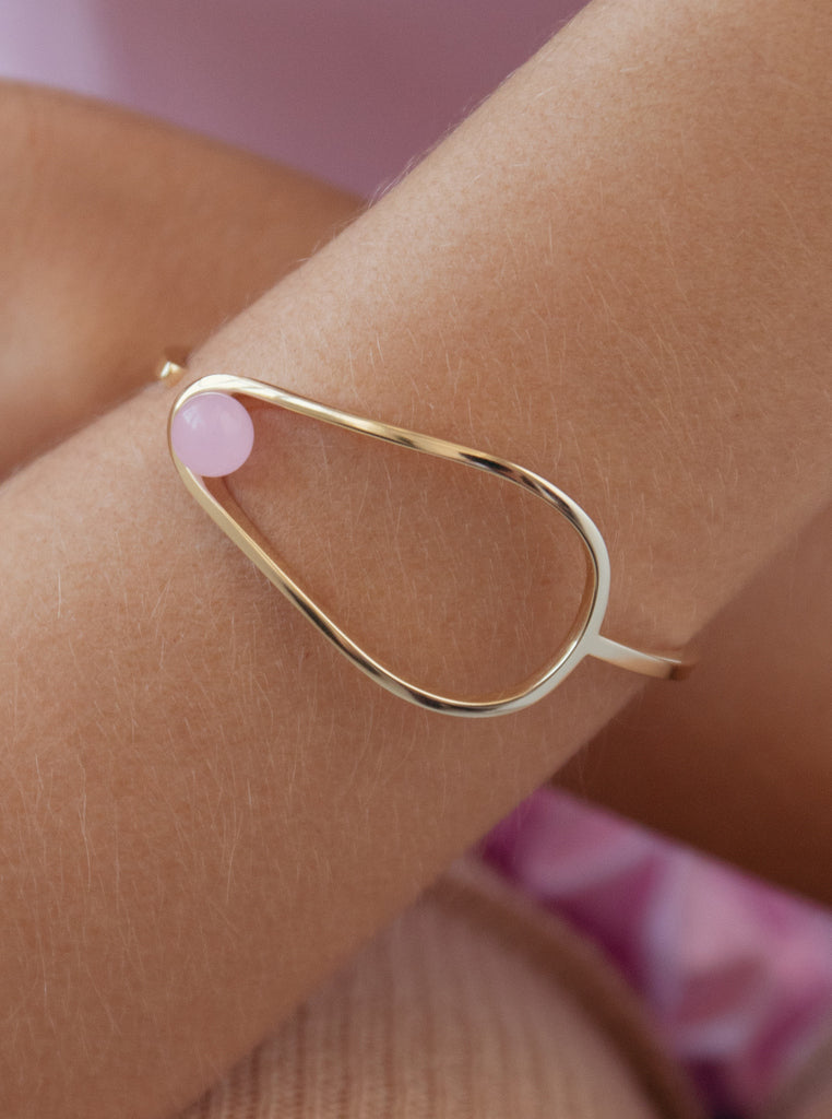 Pulsera rígida de plata baño oro con piedra rosa