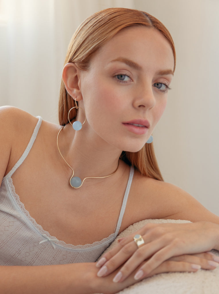 Pendientes aro de plata bañada en oro con piedra azul cielo