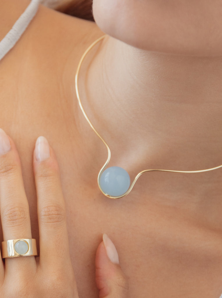 Gargantilla rígida de plata bañada en oro con piedra azul cielo