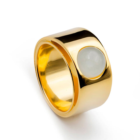 Anillo ancho de plata bañada en oro con piedra azul tipo cabujón