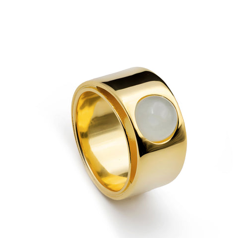 Anillo ancho de plata  bañada en oro con piedra azul  tipo cabujón