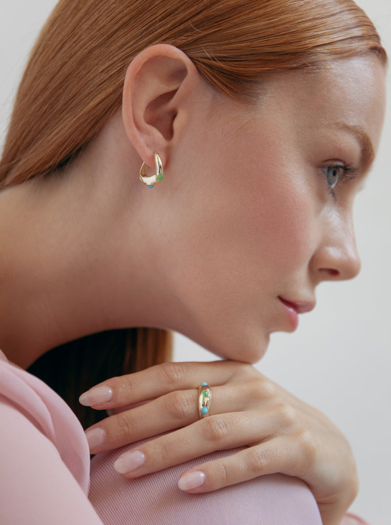 Pendientes de aro de plata bañada en oro con piedras verde y turquesa