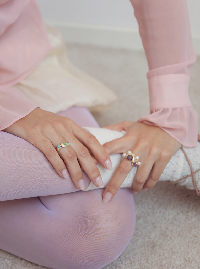 Anillo de plata bañada en oro con piedras turquesa y verde