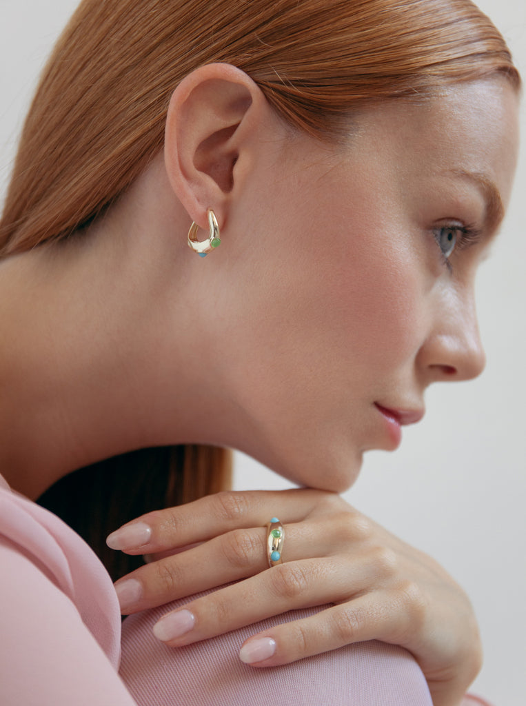 Anillo de plata bañada en oro con piedras turquesa y verde