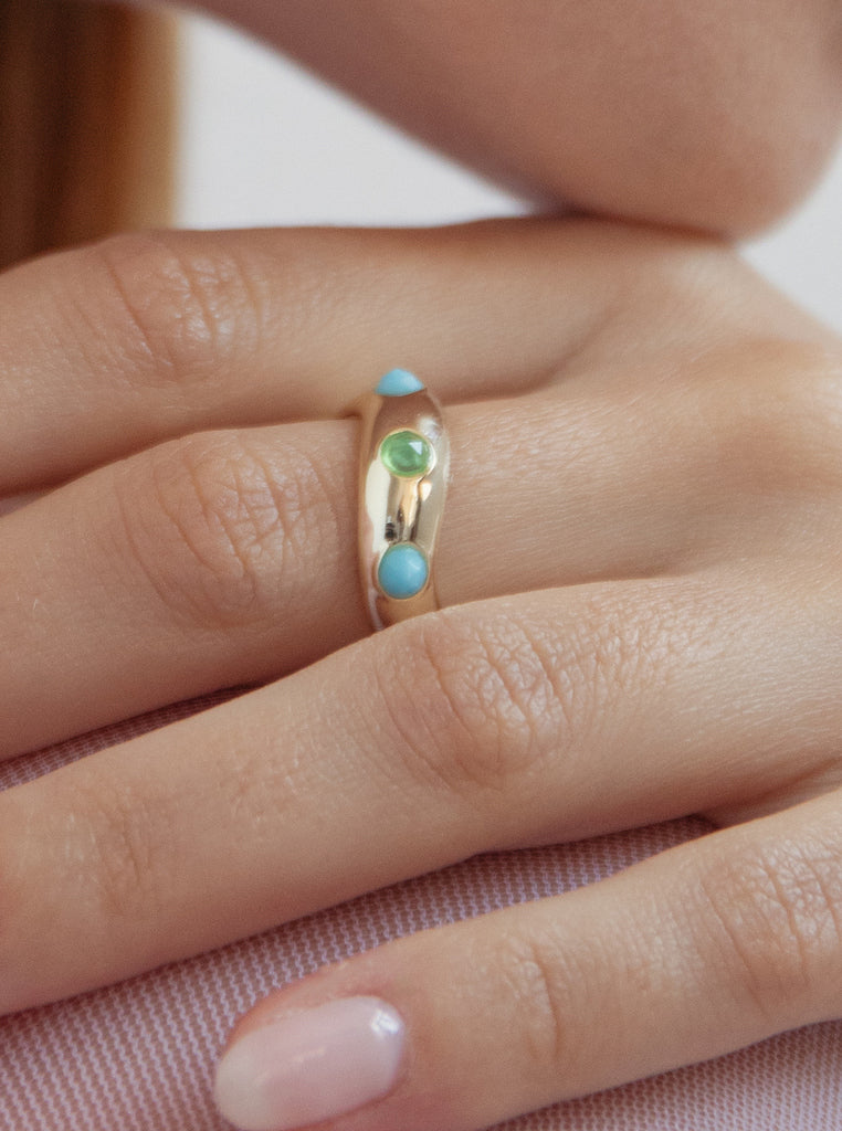 Anillo de plata bañada en oro con piedras turquesa y verde