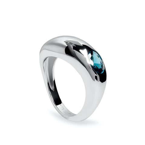 Anillo de plata con diseño orgánico y gema azul