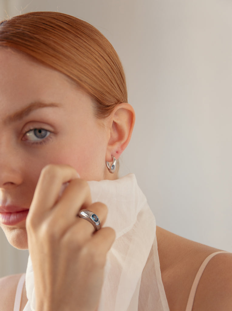 Anillo de plata con diseño orgánico y gema azul