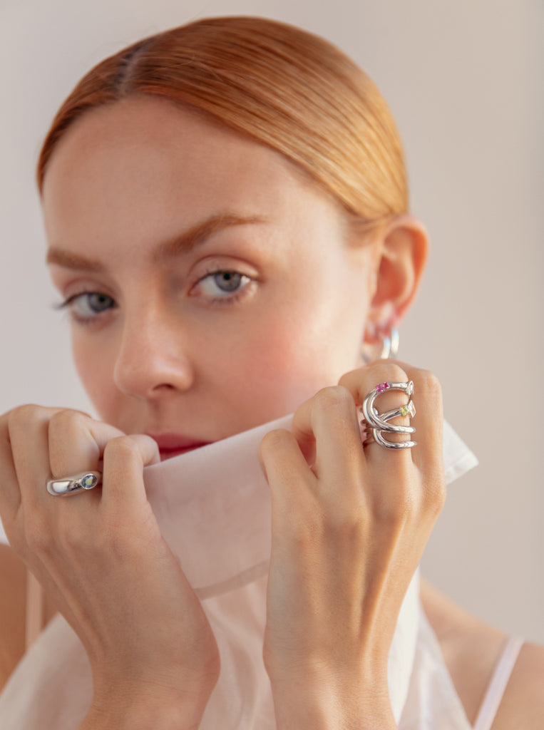 Anillo de plata con diseño orgánico y gema azul