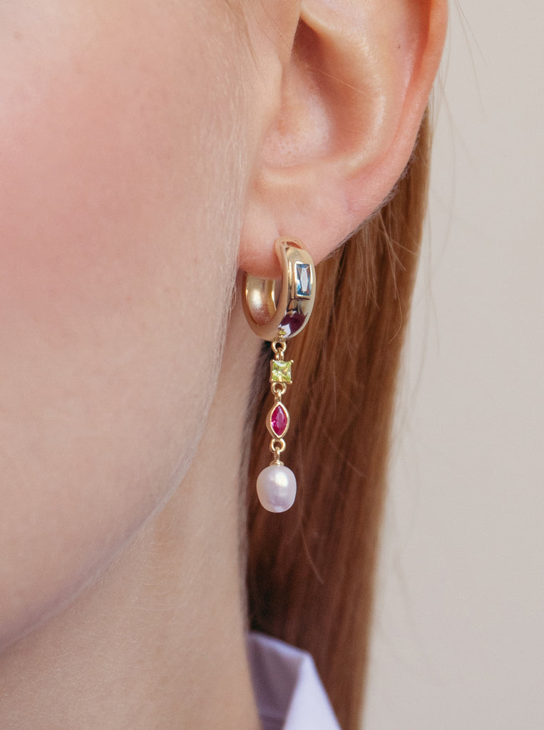 Pendientes de aro en plata de ley con perla y piedras de colores