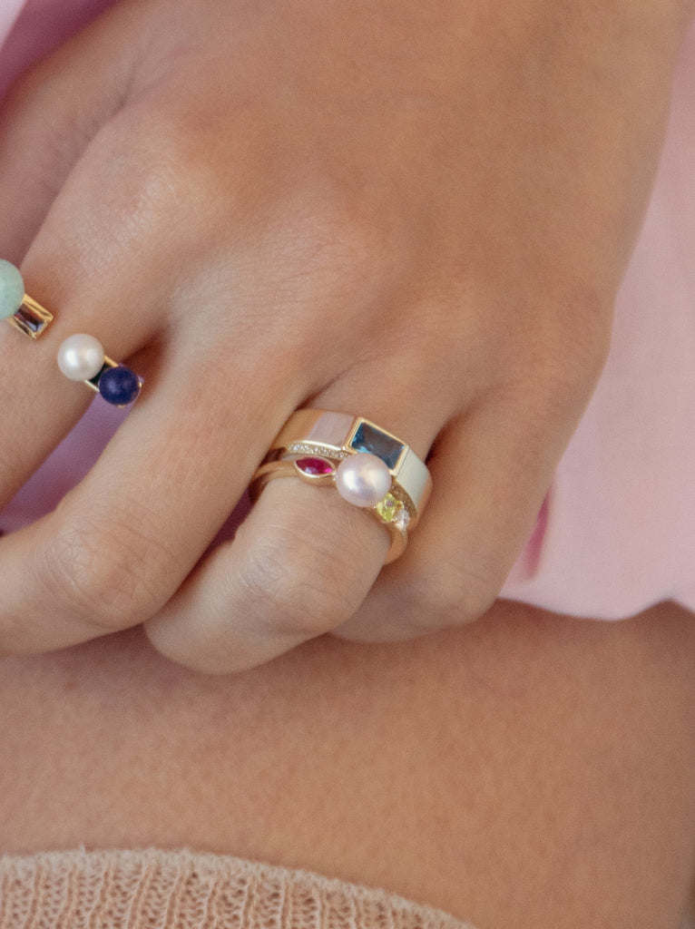 Anillo en plata de ley con perla y piedras multicolor